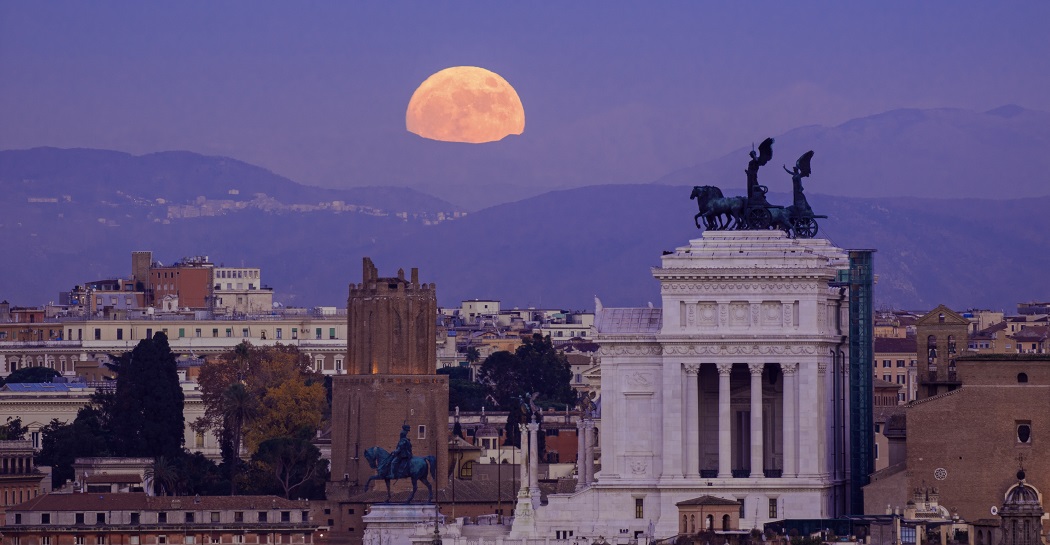 Luna piena Altare della Patria